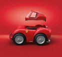 Rode Playmobil Ferrari 250 GTO speelgoedauto, zonder dak, op rode achtergrond.