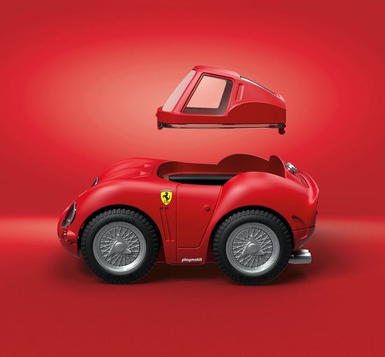 Rode Playmobil Ferrari 250 GTO speelgoedauto, zonder dak, op rode achtergrond.
