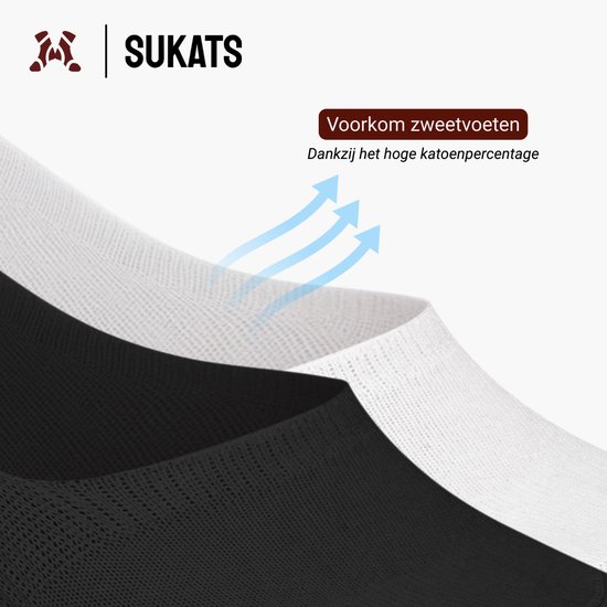 Dichtbij van witte en zwarte SUKATS invisible sokken die ademend mesh comfort bieden.