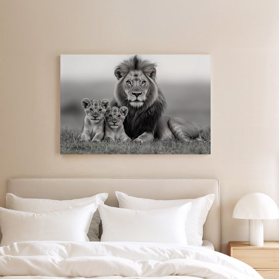 FineArtia - Majestueuze leeuw met welpen - Canvas Schilderij - 150 x 100 cm - Woonkamer Decoratie - Grijs;Zwart - Slaapkamer Schilderij - Wanddecoratie