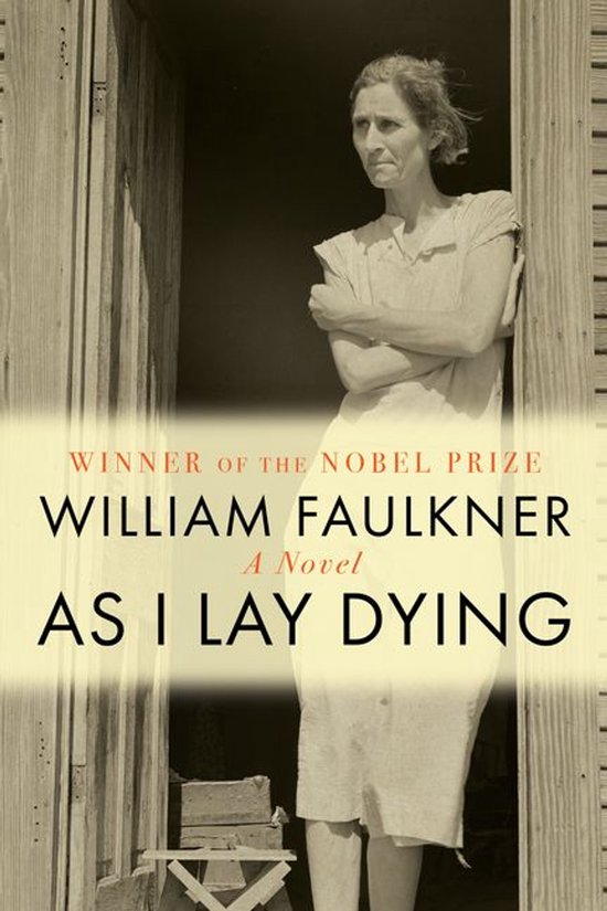 Boekomslag As I Lay Dying van William Faulkner met een sepiafoto van een vrouw in een deuropening.