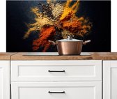 Spatscherm keuken 120x60 cm - Kookplaat achterwand Specerijen - Explosie - Oranje - Muurbeschermer - Spatwand fornuis - Hoogwaardig aluminium