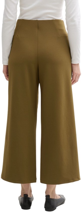 Model draagt de olijfgroene culotte, achterkant zichtbaar. De broek heeft wijde pijpen en een hoge taille.