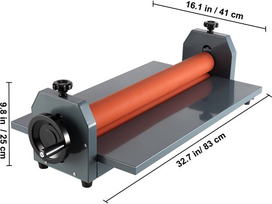 Grijze lamineermachine met oranje rollen en afmetingen: 16,1 inch (41 cm) breed, 9,8 inch (25 cm) hoog, 32,7 inch (83 cm) lang.