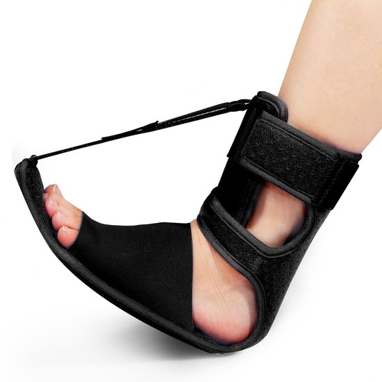 Detail van een zwarte plantaire fasciitis spalk aan een voet, met de tenen eruit.