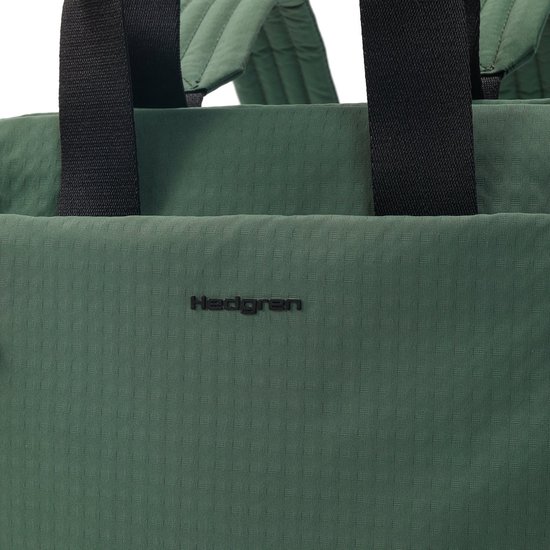 Donkergroene rugzak met zwarte handvatten en een gestructureerd patroon. Het "Hedgren" logo is zichtbaar.