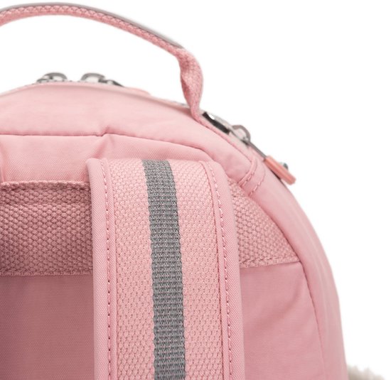 Sac à dos rose avec des bretelles en tissu à rayures grises.