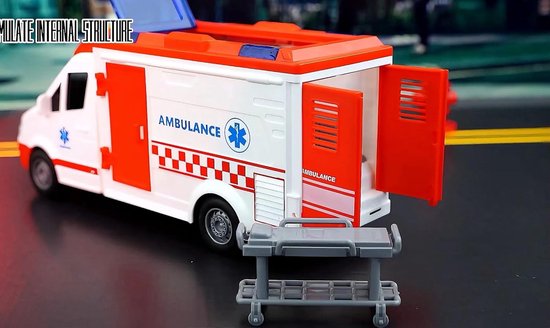 Wit ambulance speelgoed met rode deuren, met een brancard ernaast. De achterdeuren zijn open.