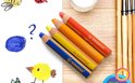 Vier STABILO Woody 3 in 1 potloden in rood, oranje, geel en blauw op een tekening