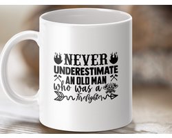firefighter mug, old man gift, grappige beker, beker met quote, firefighter gift, brandweerman citaat, never underestimate, brandweerman beker, cadeau brandweer, fireman coffee mug, oude man grap, funny beker grap, beker voor helden
