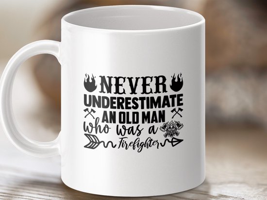 firefighter mug, old man gift, grappige beker, beker met quote, firefighter gift, brandweerman citaat, never underestimate, brandweerman beker, cadeau brandweer, fireman coffee mug, oude man grap, funny beker grap, beker voor helden