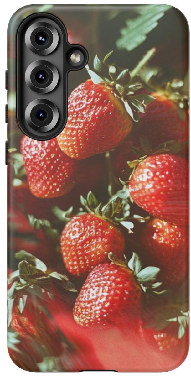Frisse Rode Aardbeien in Cluster – Telefoonhoesje Geschikt voor Galaxy S25 Plus