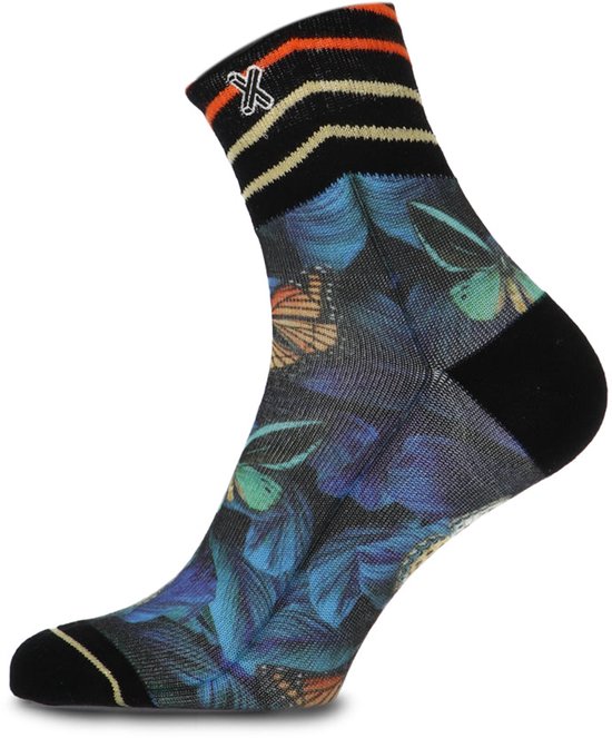 Zwarte enkelsok met een tropische print van blauwe bladeren en vlinders, en oranje en witte strepen aan de boord.