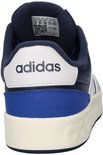 Achterkant van een donkerblauwe Adidas sneaker met een witte hielband en een kobaltblauwe hielomslag.