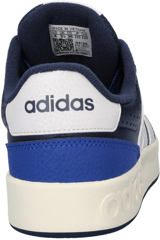 Achterkant van een donkerblauwe Adidas sneaker met een witte hielband en een kobaltblauwe hielomslag.