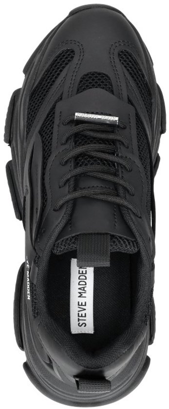 Zwarte Steve Madden sneaker, van bovenaf gezien. Zwarte veters, mesh details en dikke zool.