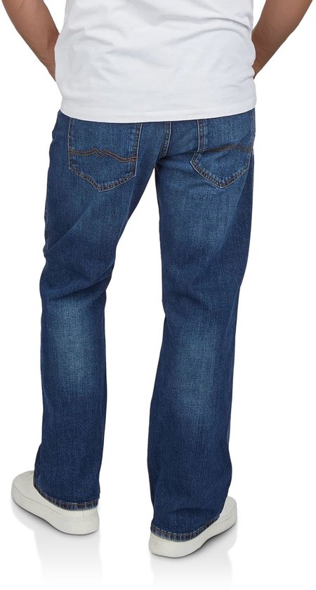 Achterkant van een blauwe denim jeans met bootcut pasvorm en subtiele wassing.