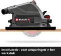 Einhell invalzaag met cirkelzaagblad boven een houten plank voor uitsnijdingen in het werkstuk.