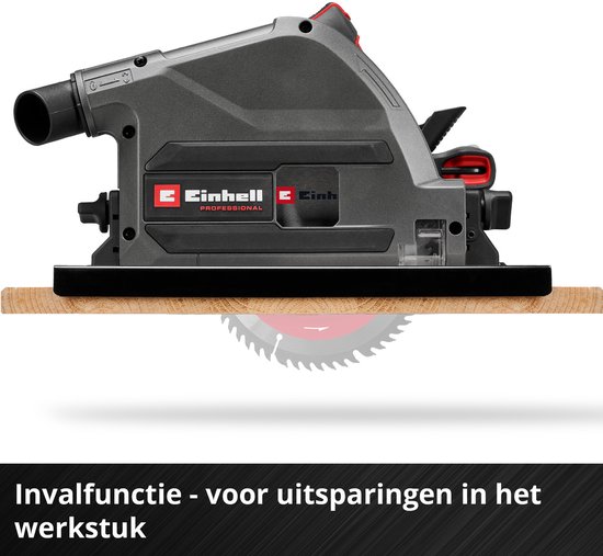 Einhell invalzaag met cirkelzaagblad boven een houten plank voor uitsnijdingen in het werkstuk.