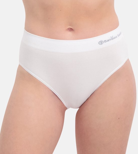 Witte naadloze slip van Bamboo Basics met elastische tailleband waarop 'Bamboo basics' staat.