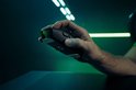 Zwarte Razer DeathAdder V4 Pro gaming muis in hand, met focus op de ergonomische vorm en knoppen.