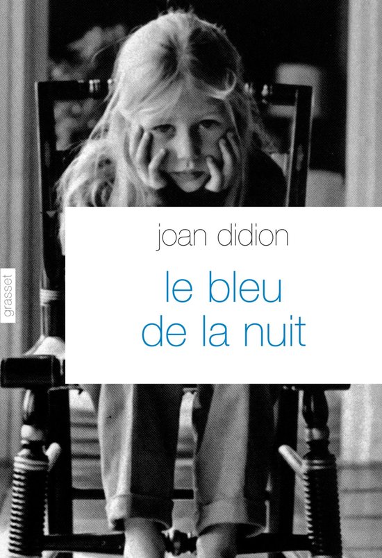Couverture noir et blanc du livre 'Le bleu de la nuit' de Joan Didion, avec une jeune fille blonde assise sur une chaise.