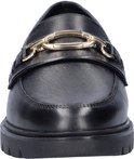Voorkant van een zwarte lederen loafer met gouden bitdetail en dikke zool.