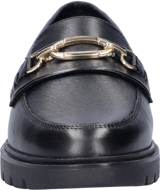 Voorkant van een zwarte lederen loafer met gouden bitdetail en dikke zool.