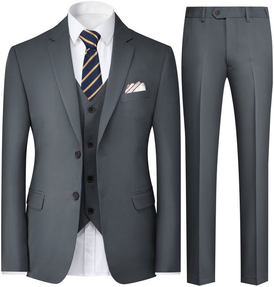 Donkergrijs driedelig pak met wit overhemd, gestreepte das en pochet. Inclusief colbert, gilet en pantalon.