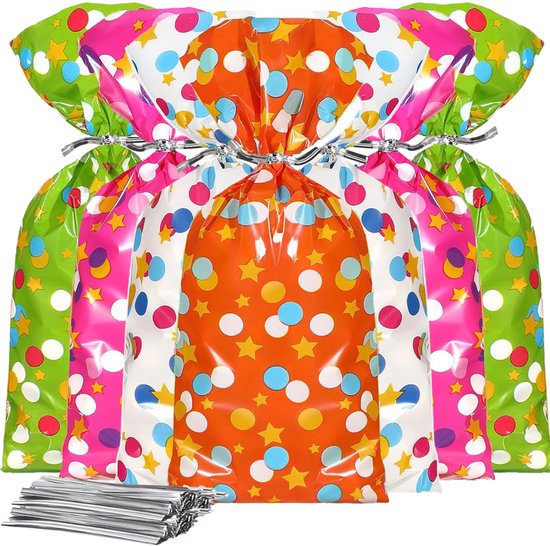 Vijf feestelijke uitdeelzakjes in groen, roze, wit en oranje, versierd met stippen en sterren.
