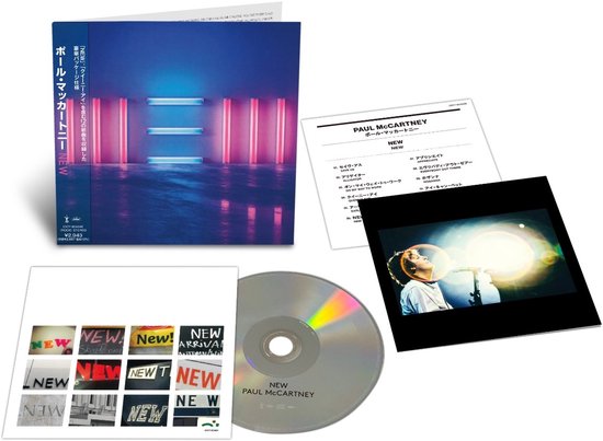 Paul McCartney New album, CD, boekje met tracklist en foto van astronaut.