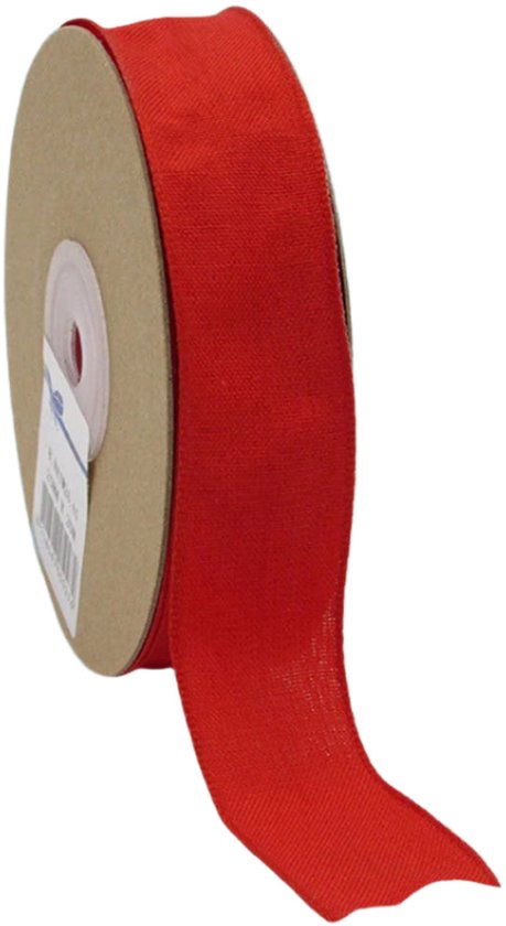 Rol rood lint met een effen textuur op een witte achtergrond.