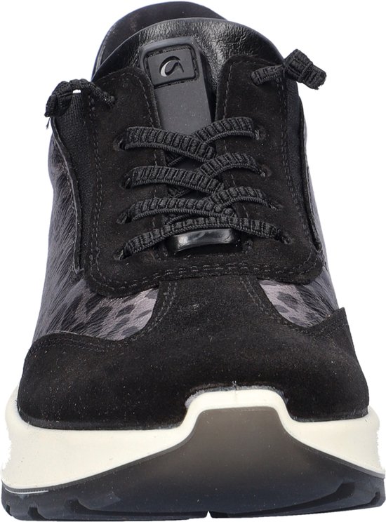 Voorkant van een zwarte sneaker met luipaardprint en veters, met een dikke witte zool.