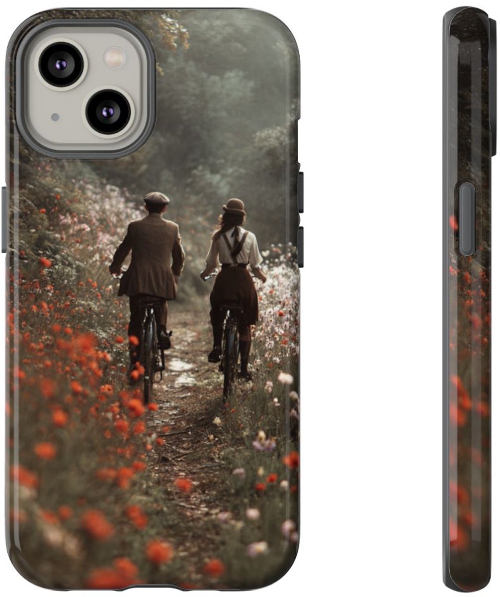 Fietsend Stelletje op Bloemenpad – Telefoonhoesje Geschikt voor iPhone 14