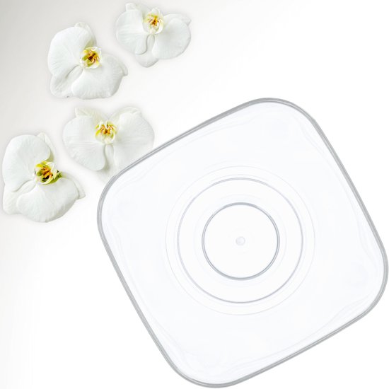 Een vierkante, transparante bloempot met een binnenpot, naast vier witte orchideeën.