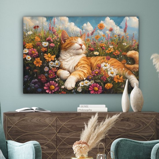Een schilderij van een slaperige oranje kat in een levendig bloemenveld, hangend boven een kast met decoraties.
