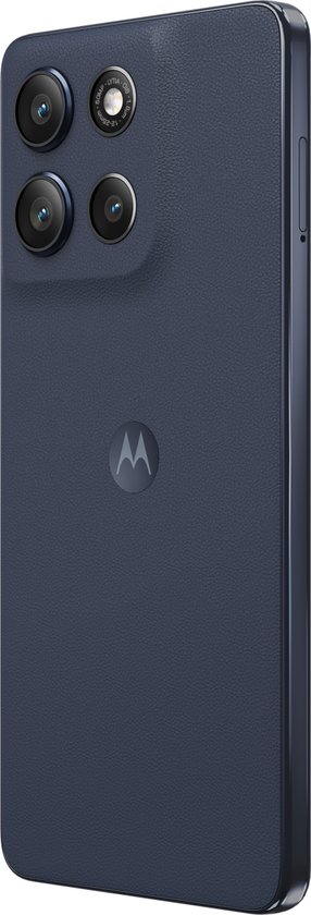 Motorola moto g86 5G in donkergrijs, diagonale achteraan- en zijaanzicht, met de camera's en het motorola logo.