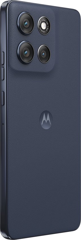 Motorola moto g86 5G in donkergrijs, gezien vanaf de zijkant en achterkant, met focus op de vier camera's.