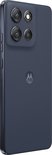 Motorola moto g86 5G in donkergrijs, gezien vanaf de zijkant en achterkant, met focus op de vier camera's.
