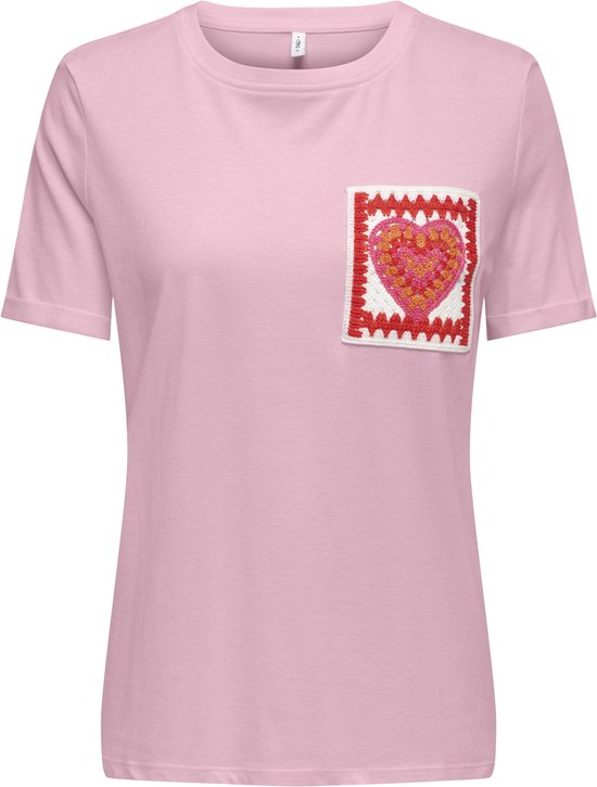 Roze t-shirt met gebreide hartjes applicatie op de borstzak.