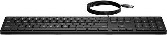 Zwart HP toetsenbord met numeriek gedeelte, USB-A kabel, vanuit een schuine hoek.