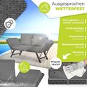 Grijze polyrattan tuinbank met waterafstotende kussens, weersbestendig en UV-bestendig materiaal.