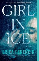 Boekomslag van "Girl in Ice" met een vrouw onder water. Tekst: "Hauntingly beautiful." - THE NEW YORK TIMES BOOK REVIEW, GIRL IN ICE, A NOVEL, ERICA FERENCIK.