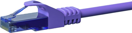 Câble réseau UTP CAT6a violet avec connecteur RJ45 bleu.