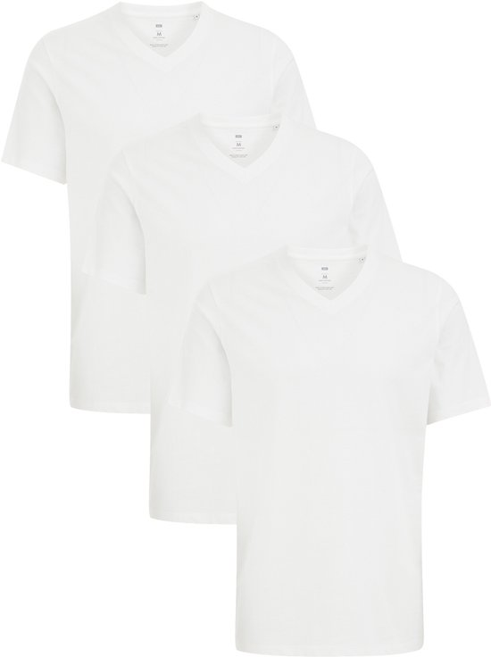 Drie witte T-shirts met V-hals, in elkaar gestapeld.