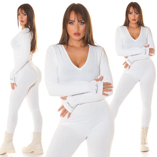 Trio van een witte, nauwsluitende jumpsuit met lange mouwen, V-hals en duimgaten. Geribbelde stof. Beige veterlaarzen.