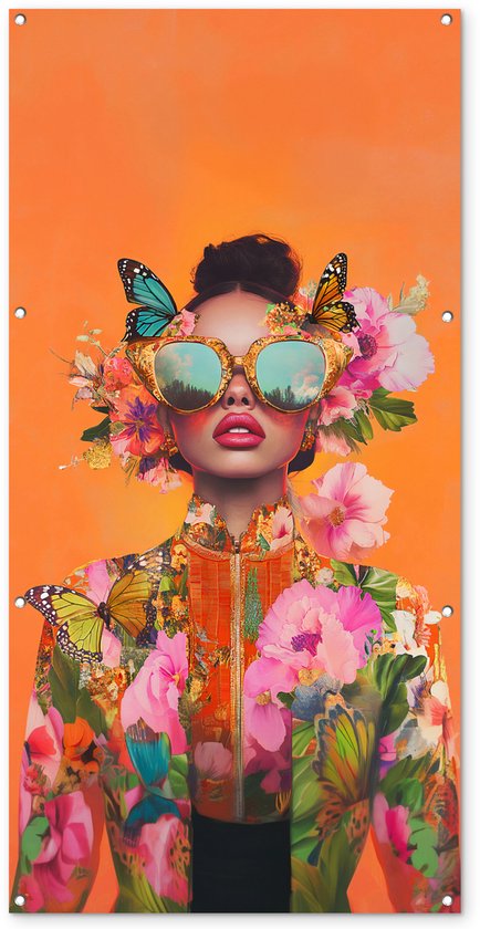 Tuinposter 80x160 cm - Tuindecoratie Vlinders - Vrouw - Zonnebril - Kleurrijk - Poster voor in de tuin - Buiten decoratie - Schutting tuinschilderij - Tuindoek muurdecoratie - Wanddecoratie balkondoek