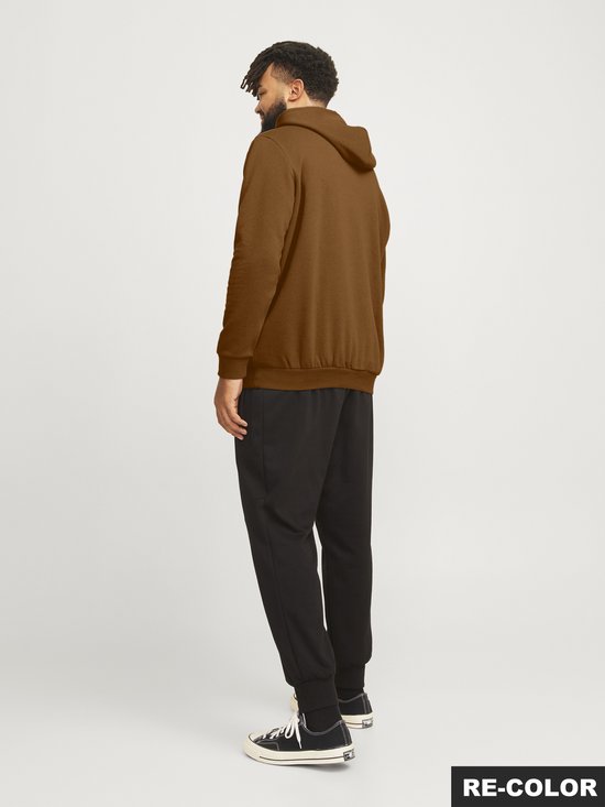 Man met bruine hoodie en zwarte joggingbroek, achterkant.