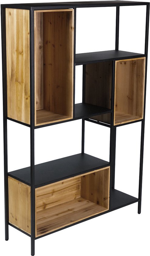 Boekenkast met houten en zwarte vakken van verschillende groottes.