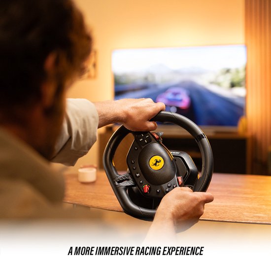 Handen op een zwart race stuur met Ferrari logo, kijkend naar een tv met een race game. Tekst: A MORE IMMERSIVE RACING EXPERIENCE.